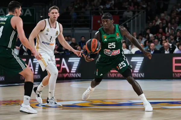 Türk Hava Yolları EuroLeague sırasında Panathinaikos 'tan Nunn Kendrick, Real Madrid ile Panathinaikos Atina arasında basketbol, Wizink Center 29 Şubat 2024' te İspanya 'da