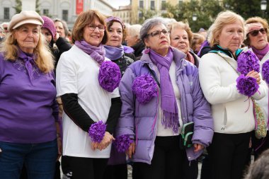 Kadınlar, 8 Mart 2024 Cuma günü Madrid, İspanya 'da, Uluslararası Kadınlar Günü münasebetiyle Kraliyet Sarayı' nın önünde 'flaş kalabalığı' ile eşitlik talep ediyor..