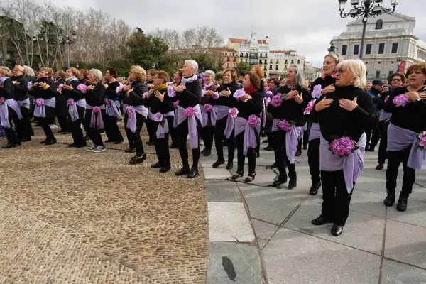 Vrouwen Eisen Gelijkheid Met Een Flitsmeute Voor Het Koninklijk Paleis — Stockfoto
