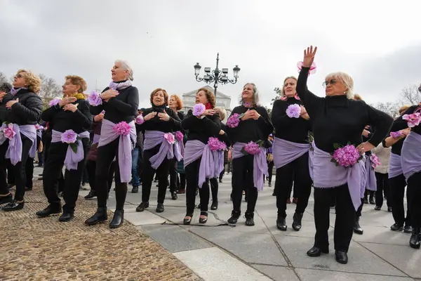 在下周五 即2024年3月8日 在西班牙马德里举行的 国际妇女节 女性在王宫门前要求与 — 图库照片