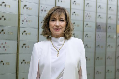  Mercedes Padilla Madrid 'deki portre oturumunda poz veriyor. 6 Mart 2024 İspanya