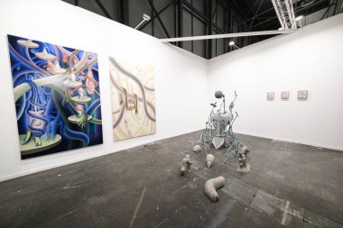  İspanya 'nın Madrid kentindeki 43. ARCO Uluslararası Çağdaş Sanat Fuarı' nı ziyaret edin. Fuarda 36 farklı ülkeden toplam 205 galeri yer aldı.. 