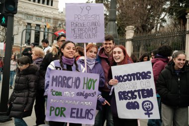 8 Mart 2024 'te Madrid' deki Plaza de Cibeles, İspanya 'da düzenlenen 8. Kadın Gösterisi sırasında çok sayıda kadın protesto etti.