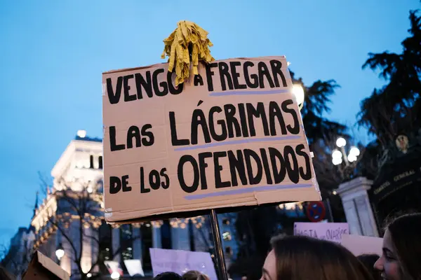 Kilka Kobiet Protestuje Podczas Demonstracji Międzynarodowym Dniu Kobiet Plaza Cibeles — Zdjęcie stockowe