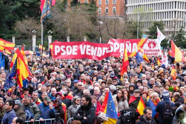 Pedro Sanchez 'in 9 Mart 2024' te Madrid 'deki Plaza de Cibeles' te istifası için düzenlenen mitingde birkaç kişi toplandı.