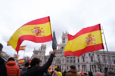 Pedro Sanchez 'in 9 Mart 2024' te Madrid 'deki Plaza de Cibeles' te istifası için düzenlenen mitingde birkaç kişi toplandı.