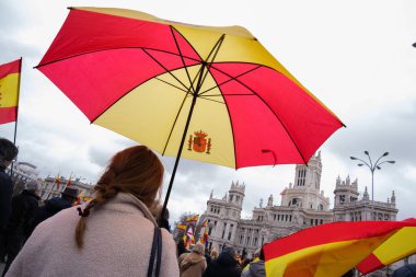 Pedro Sanchez 'in 9 Mart 2024' te Madrid 'deki Plaza de Cibeles' te istifası için düzenlenen mitingde birkaç kişi toplandı.