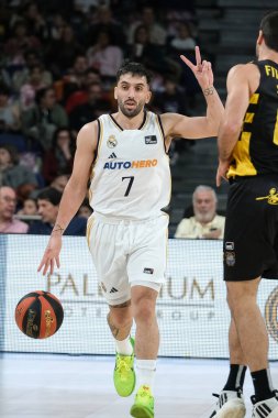 Real Madrid 'den Facundo Campazzo, Real Madrid ile Lenovo Tenerife arasında oynanan Liga ACB karşılaşmasında 10 Mart 2024 tarihinde İspanya' nın başkenti Madrid 'de oynanan WiZink Center' da maç yapıyor.. 