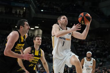 Real Madrid 'den Fabien Causeur, Real Madrid ile Lenovo Tenerife arasında oynanan Liga ACB maçı sırasında 10 Mart 2024 tarihinde İspanya' nın başkenti Madrid 'de oynanan WiZink Center' da maç yaptı.. 