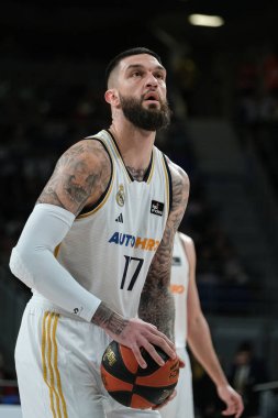 Real Madrid 'den Vincent Poirier, Real Madrid ile Lenovo Tenerife arasında oynanan Liga ACB maçı sırasında 10 Mart 2024 tarihinde İspanya' nın başkenti Madrid 'de oynanan WiZink Center' da maç yaptı.. 