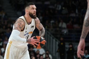 Real Madrid 'den Vincent Poirier, Real Madrid ile Lenovo Tenerife arasında oynanan Liga ACB maçı sırasında 10 Mart 2024 tarihinde İspanya' nın başkenti Madrid 'de oynanan WiZink Center' da maç yaptı.. 