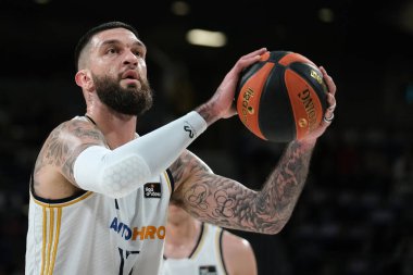 Real Madrid 'den Vincent Poirier, Real Madrid ile Lenovo Tenerife arasında oynanan Liga ACB maçı sırasında 10 Mart 2024 tarihinde İspanya' nın başkenti Madrid 'de oynanan WiZink Center' da maç yaptı.. 