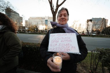 10 Mart 2024 'te İspanya' nın Madrid kentinde, Avrupa Parlamentosu 'nun önünde Filistin halkıyla dayanışma nöbeti sırasında birkaç kişi. 