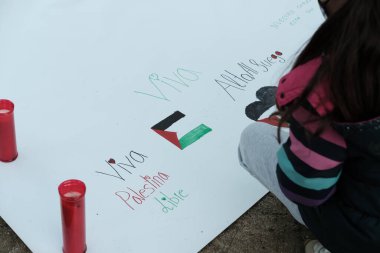 10 Mart 2024 'te İspanya' nın Madrid kentinde, Avrupa Parlamentosu 'nun önünde Filistin halkıyla dayanışma nöbeti sırasında birkaç kişi. 