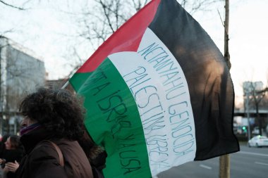 10 Mart 2024 'te İspanya' nın Madrid kentinde, Avrupa Parlamentosu 'nun önünde Filistin halkıyla dayanışma nöbeti sırasında birkaç kişi. 