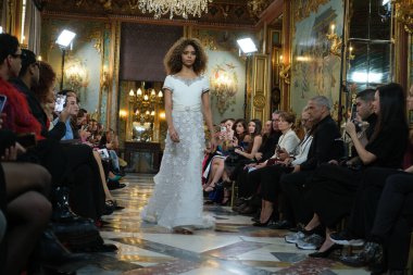 Madrid 'deki Santa Isabel Sarayı' nda Madrid Moda Haftası 'ndaki Atelier Couture gelin podyumu sırasında İsa' nın yarattıkları modeller sergileniyor. Marzo, 2024 İspanya