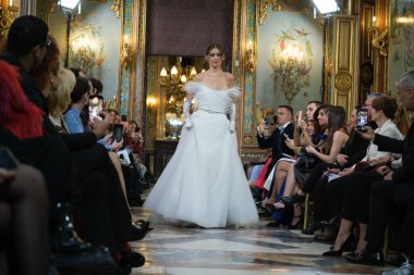 Madrid 'deki Santa Isabel Sarayı' nda Madrid Moda Haftası 'ndaki Atelier Couture gelin podyumu sırasında İsa' nın yarattıkları modeller sergileniyor. Marzo, 2024 İspanya