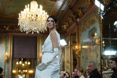 Madrid 'deki Santa Isabel Sarayı' nda Madrid Moda Haftası 'ndaki Atelier Couture gelin podyumu sırasında İsa' nın yarattıkları modeller sergileniyor. Marzo, 2024 İspanya