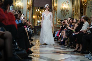 Madrid 'deki Santa Isabel Sarayı' nda Madrid Moda Haftası 'ndaki Atelier Couture gelin podyumu sırasında İsa' nın yarattıkları modeller sergileniyor. Marzo, 2024 İspanya