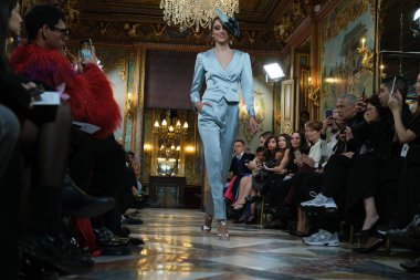 Madrid 'deki Santa Isabel Sarayı' nda Madrid Moda Haftası 'ndaki Atelier Couture gelin podyumu sırasında İsa' nın yarattıkları modeller sergileniyor. Marzo, 2024 İspanya