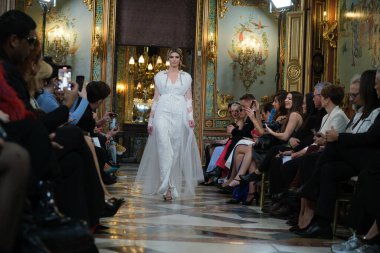 Madrid 'deki Santa Isabel Sarayı' nda Madrid Moda Haftası 'ndaki Atelier Couture gelin podyumu sırasında İsa' nın yarattıkları modeller sergileniyor. Marzo, 2024 İspanya