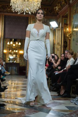 Madrid 'deki Santa Isabel Sarayı' nda Madrid Moda Haftası 'ndaki Atelier Couture gelin podyumu sırasında İsa' nın yarattıkları modeller sergileniyor. Marzo, 2024 İspanya