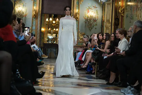 Model Showcases Creations Jesus Segad Atelier Couture Bridal Catwalk Madrid — Stock Photo, Image