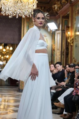 Madrid 'deki Santa Isabel Sarayı' nda Madrid Moda Haftası 'ndaki Atelier Couture gelin podyumu sırasında INMACULADA RODRIGUES tarafından üretilen modeller sergilenmektedir. Marzo, 2024 İspanya