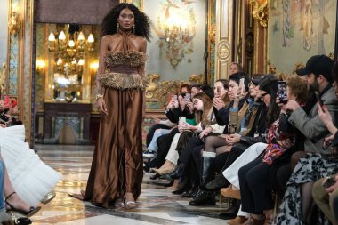 Madrid 'deki Santa Isabel Sarayı' nda Madrid Moda Haftası 'ndaki Atelier Couture gelin podyumu sırasında INMACULADA RODRIGUES tarafından üretilen modeller sergilenmektedir. Marzo, 2024 İspanya