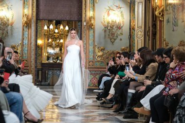Madrid 'deki Santa Isabel Sarayı' nda Madrid Moda Haftası 'ndaki Atelier Couture gelin podyumu sırasında INMACULADA RODRIGUES tarafından üretilen modeller sergilenmektedir. Marzo, 2024 İspanya