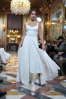 Madrid 'deki Santa Isabel Sarayı' nda Madrid Moda Haftası 'ndaki Atelier Couture gelin podyumu sırasında INMACULADA RODRIGUES tarafından üretilen modeller sergilenmektedir. Marzo, 2024 İspanya