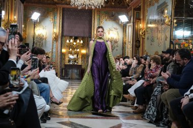 Madrid 'deki Santa Isabel Sarayı' nda Madrid Moda Haftası 'ndaki Atelier Couture gelin podyumu sırasında INMACULADA RODRIGUES tarafından üretilen modeller sergilenmektedir. Marzo, 2024 İspanya