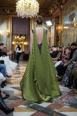 Madrid 'deki Santa Isabel Sarayı' nda Madrid Moda Haftası 'ndaki Atelier Couture gelin podyumu sırasında INMACULADA RODRIGUES tarafından üretilen modeller sergilenmektedir. Marzo, 2024 İspanya
