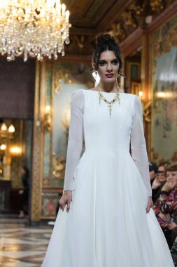 Madrid 'deki Santa Isabel Sarayı' nda Madrid Moda Haftası 'ndaki Atelier Couture gelin podyumu sırasında INMACULADA RODRIGUES tarafından üretilen modeller sergilenmektedir. Marzo, 2024 İspanya