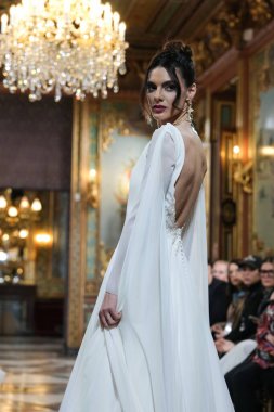 Madrid 'deki Santa Isabel Sarayı' nda Madrid Moda Haftası 'ndaki Atelier Couture gelin podyumu sırasında INMACULADA RODRIGUES tarafından üretilen modeller sergilenmektedir. Marzo, 2024 İspanya