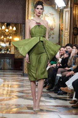 Madrid 'deki Santa Isabel Sarayı' nda Madrid Moda Haftası 'ndaki Atelier Couture gelin podyumu sırasında INMACULADA RODRIGUES tarafından üretilen modeller sergilenmektedir. Marzo, 2024 İspanya