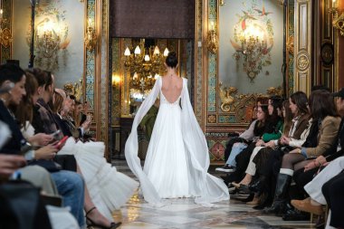 Madrid 'deki Santa Isabel Sarayı' nda Madrid Moda Haftası 'ndaki Atelier Couture gelin podyumu sırasında INMACULADA RODRIGUES tarafından üretilen modeller sergilenmektedir. Marzo, 2024 İspanya