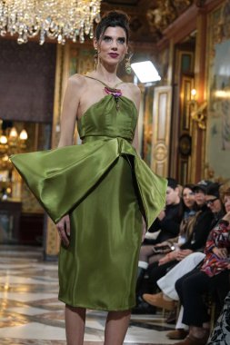 Madrid 'deki Santa Isabel Sarayı' nda Madrid Moda Haftası 'ndaki Atelier Couture gelin podyumu sırasında INMACULADA RODRIGUES tarafından üretilen modeller sergilenmektedir. Marzo, 2024 İspanya