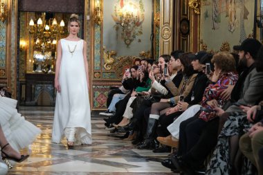 Madrid 'deki Santa Isabel Sarayı' nda Madrid Moda Haftası 'ndaki Atelier Couture gelin podyumu sırasında INMACULADA RODRIGUES tarafından üretilen modeller sergilenmektedir. Marzo, 2024 İspanya
