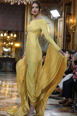 Madrid 'deki Santa Isabel Sarayı' nda Madrid Moda Haftası 'ndaki Atelier Couture gelin podyumu sırasında INMACULADA RODRIGUES tarafından üretilen modeller sergilenmektedir. Marzo, 2024 İspanya