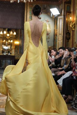 Madrid 'deki Santa Isabel Sarayı' nda Madrid Moda Haftası 'ndaki Atelier Couture gelin podyumu sırasında INMACULADA RODRIGUES tarafından üretilen modeller sergilenmektedir. Marzo, 2024 İspanya