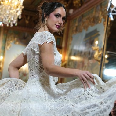 Madrid 'deki Santa Isabel Sarayı' nda Madrid Moda Haftası 'ndaki Atelier Couture gelin podyumu sırasında INMACULADA RODRIGUES tarafından üretilen modeller sergilenmektedir. Marzo, 2024 İspanya