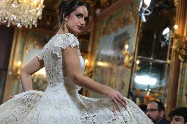 Madrid 'deki Santa Isabel Sarayı' nda Madrid Moda Haftası 'ndaki Atelier Couture gelin podyumu sırasında INMACULADA RODRIGUES tarafından üretilen modeller sergilenmektedir. Marzo, 2024 İspanya
