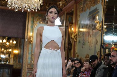Madrid 'deki Santa Isabel Sarayı' nda Madrid Moda Haftası 'ndaki Atelier Couture gelin podyumu sırasında INMACULADA RODRIGUES tarafından üretilen modeller sergilenmektedir. Marzo, 2024 İspanya