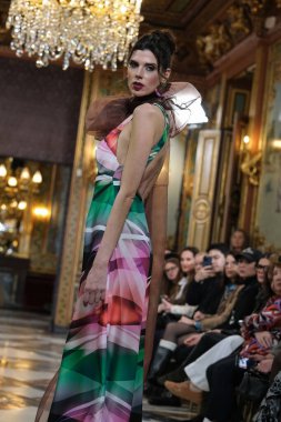 Madrid 'deki Santa Isabel Sarayı' nda Madrid Moda Haftası 'ndaki Atelier Couture gelin podyumu sırasında INMACULADA RODRIGUES tarafından üretilen modeller sergilenmektedir. Marzo, 2024 İspanya