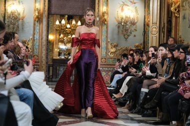 Madrid 'deki Santa Isabel Sarayı' nda Madrid Moda Haftası 'ndaki Atelier Couture gelin podyumu sırasında INMACULADA RODRIGUES tarafından üretilen modeller sergilenmektedir. Marzo, 2024 İspanya