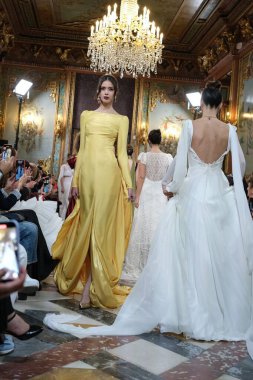 Madrid 'deki Santa Isabel Sarayı' nda Madrid Moda Haftası 'ndaki Atelier Couture gelin podyumu sırasında INMACULADA RODRIGUES tarafından üretilen modeller sergilenmektedir. Marzo, 2024 İspanya
