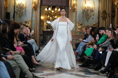 Madrid 'deki Santa Isabel Sarayı' nda Madrid Moda Haftası 'ndaki Atelier Couture gelin podyumu sırasında LUCIA CANO tarafından yaratılan modeller sergileniyor. Marzo, 2024 İspanya