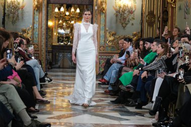 Madrid 'deki Santa Isabel Sarayı' nda Madrid Moda Haftası 'ndaki Atelier Couture gelin podyumu sırasında LUCIA CANO tarafından yaratılan modeller sergileniyor. Marzo, 2024 İspanya
