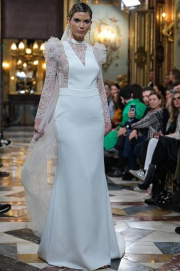 Madrid 'deki Santa Isabel Sarayı' nda Madrid Moda Haftası 'ndaki Atelier Couture gelin podyumu sırasında LUCIA CANO tarafından yaratılan modeller sergileniyor. Marzo, 2024 İspanya